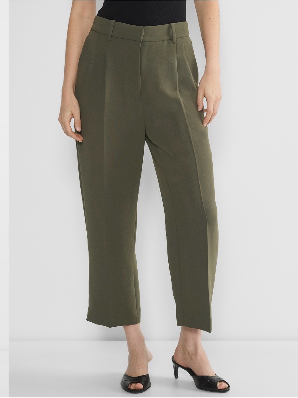 Aritzia effortless pants cropped/ankle length / olive green / 4